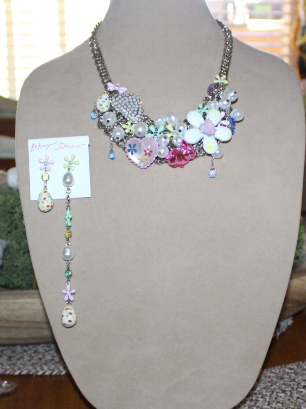 NWT Betsey Johnson bib statement necklace and matching earrings set. STUNNING! - Picture 14 of 15